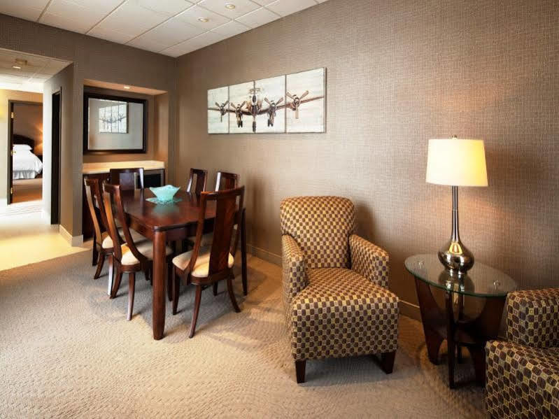 Sheraton Cleveland Airport Hotel Exterior photo