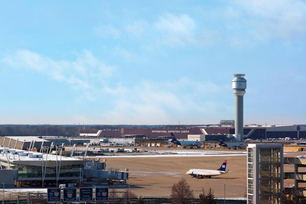 Sheraton Cleveland Airport Hotel Exterior photo