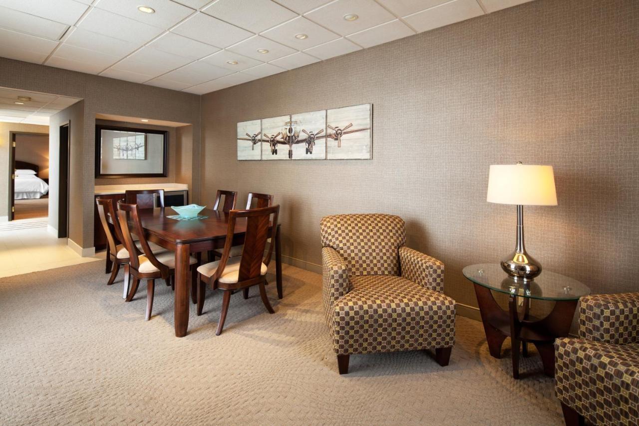 Sheraton Cleveland Airport Hotel Exterior photo