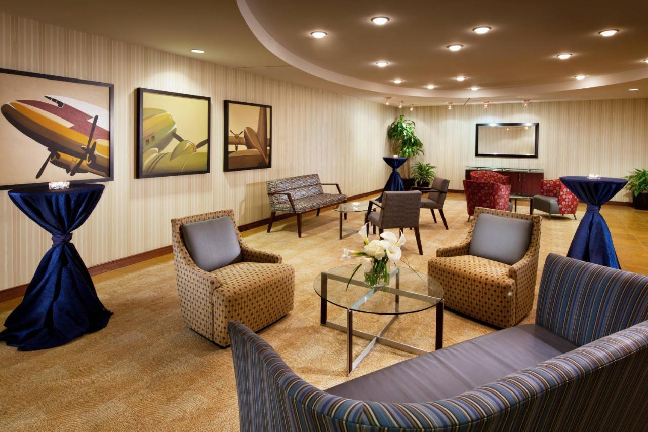 Sheraton Cleveland Airport Hotel Exterior photo